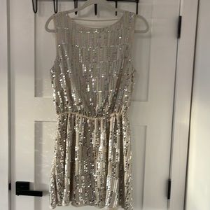 Mini sequins dress with open back